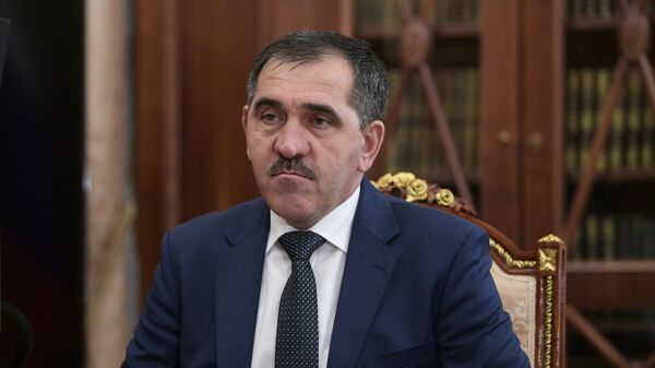 Глава Ингушетии Юнус-Бек Евкуров во время встречи с президентом РФ Владимиром Путиным. 8 ноября 2017 Глава Ингушетии Юнус-Бек Евкуров во время встречи с президентом РФ Владимиром Путиным. 8 ноября 2017