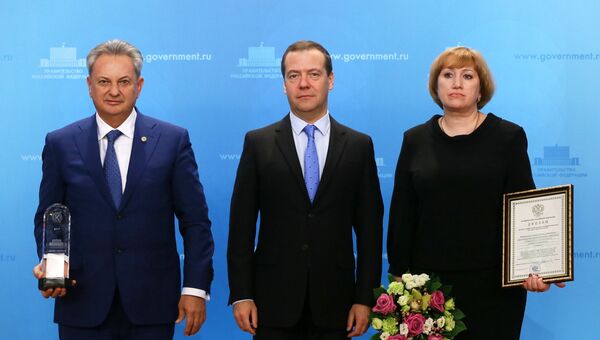 Дмитрий Медведев на церемонии награждения премиями правительства РФ за достижение высоких результатов в области качества. 9 ноября 2017 Дмитрий Медведев на церемонии награждения премиями правительства РФ за достижение высоких результатов в области качества. 9 ноября 2017