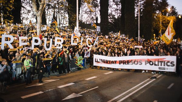 Участники митинга в защиту независимости Каталонии в Барселоне. 11 ноября 2017 Участники митинга в защиту независимости Каталонии в Барселоне. 11 ноября 2017