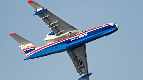 Российский самолёт-амфибия Бе-200ЧС во время демонстрационного полета на Международной авиационно-космической выставке Dubai Airshow 2017 Российский самолёт-амфибия Бе-200ЧС во время демонстрационного полета на Международной авиационно-космической выставке Dubai Airshow 2017