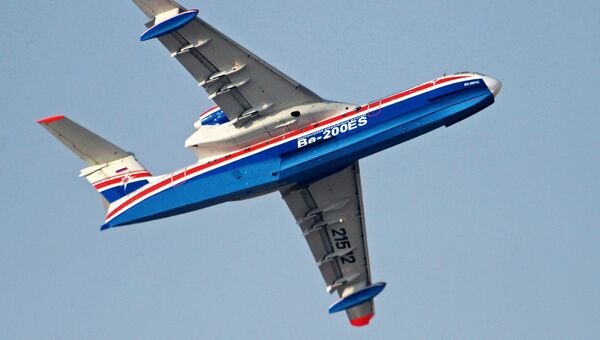 Российский самолёт-амфибия Бе-200ЧС во время демонстрационного полета на Международной авиационно-космической выставке Dubai Airshow 2017 Российский самолёт-амфибия Бе-200ЧС во время демонстрационного полета на Международной авиационно-космической выставке Dubai Airshow 2017