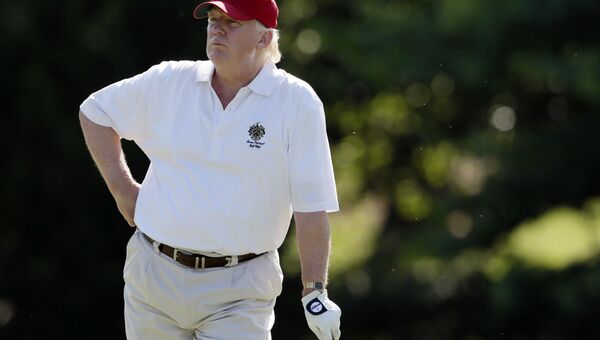 Дональд Трамп за игрой в гольф Дональд Трамп за игрой в гольф