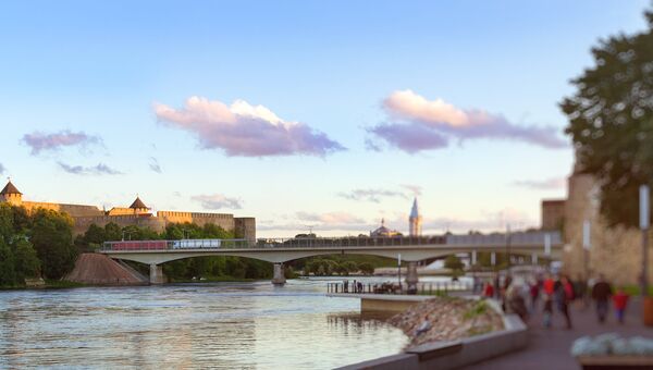 Замок Германа Нарвы и Ивангородская крепость на берегах реки Нарва Замок Германа Нарвы и Ивангородская крепость на берегах реки Нарва