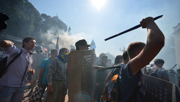 Участники протестных акций у здания Верховной рады в Киеве. 31 августа 2015 Участники протестных акций у здания Верховной рады в Киеве. 31 августа 2015