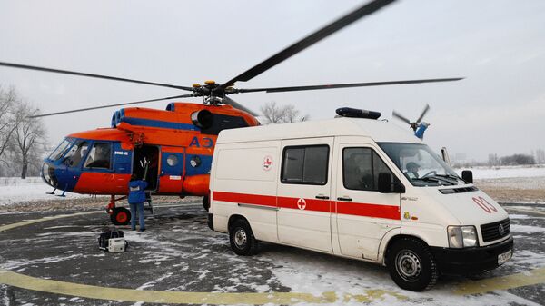 Автомобиль скорой помощи и вертолет санитарной авиации. Архивное фото Автомобиль скорой помощи и вертолет санитарной авиации. Архивное фото