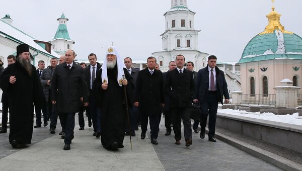 Президент РФ Владимир Путин и председатель правительства РФ Дмитрий Медведев во время посещения Воскресенского Ново-Иерусалимского мужского монастыря. 15 ноября 2017 Президент РФ Владимир Путин и председатель правительства РФ Дмитрий Медведев во время посещения Воскресенского Ново-Иерусалимского мужского монастыря. 15 ноября 2017
