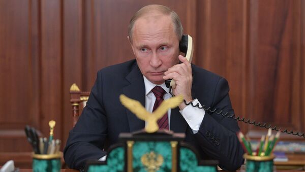 Президент РФ Владимир Путин во время телефонного разговора с главой ДНР Александром Захарченко и главой ЛНР Игорем Плотницким. 15 ноября 2017 Президент РФ Владимир Путин во время телефонного разговора с главой ДНР Александром Захарченко и главой ЛНР Игорем Плотницким. 15 ноября 2017