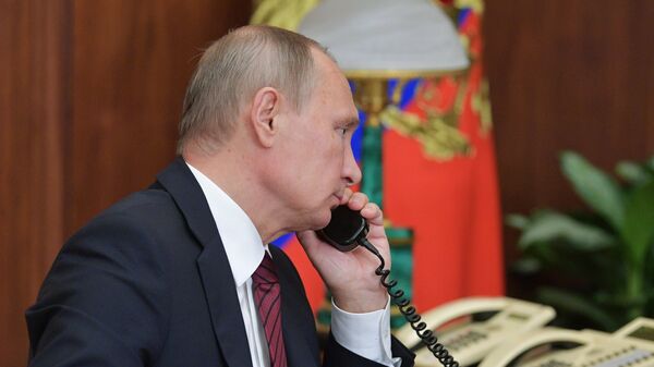 Президент РФ Владимир Путин во время телефонного разговора Президент РФ Владимир Путин во время телефонного разговора
