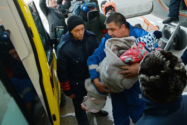 Сотрудник медицинской помощи переносит выжившую при крушении самолета L-410 девочку в автомобиль скорой помощи в Хабаровске Сотрудник медицинской помощи переносит выжившую при крушении самолета L-410 девочку в автомобиль скорой помощи в Хабаровске