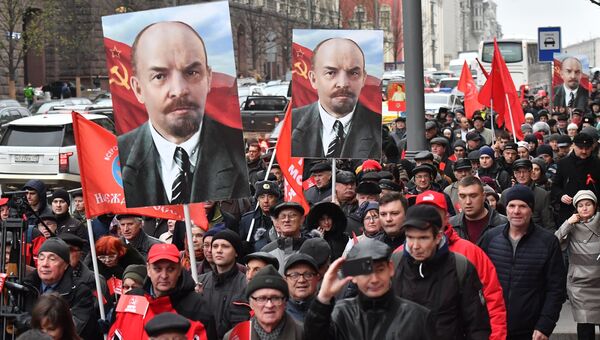 Участники митинга и шествия КПРФ в Москве, посвященного 100-летию Великой Октябрьской социалистической революции Участники митинга и шествия КПРФ в Москве, посвященного 100-летию Великой Октябрьской социалистической революции