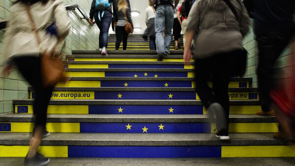 Пассажиры метро поднимаются по лестнице с изображением флага Евросоюза в Берлине Пассажиры метро поднимаются по лестнице с изображением флага Евросоюза в Берлине