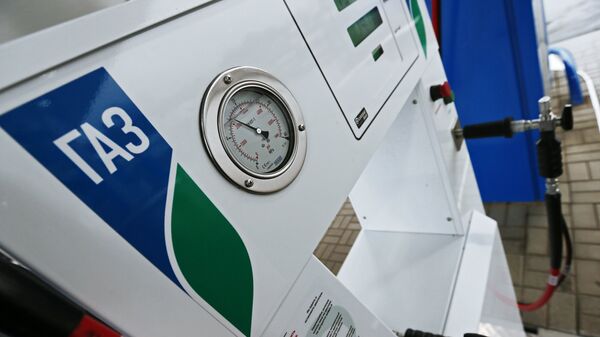 Заправочная колонка на автомобильной газонаполнительной компрессорной станции Газпром Заправочная колонка на автомобильной газонаполнительной компрессорной станции Газпром