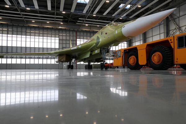 Опытный образец самолета Ту-160М2 во время выкатки на Казанском авиационном заводе имени С. П. Горбунова. 16 ноября 2017 года Опытный образец самолета Ту-160М2 во время выкатки на Казанском авиационном заводе имени С. П. Горбунова. 16 ноября 2017 года