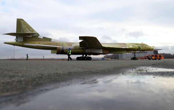 Опытный образец самолета Ту-160М2 во время выкатки на Казанском авиационном заводе имени С.П. Горбунова. 16 ноября 2017 Опытный образец самолета Ту-160М2 во время выкатки на Казанском авиационном заводе имени С.П. Горбунова. 16 ноября 2017