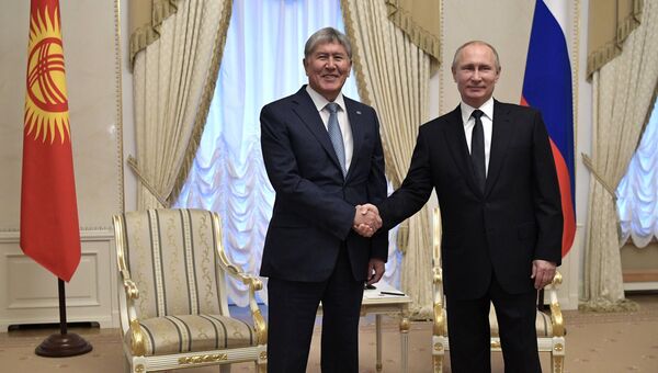 Президент РФ Владимир Путин и президент Киргизии Алмазбек Атамбаев (слева) во время встречи 17 декабря 2017 Президент РФ Владимир Путин и президент Киргизии Алмазбек Атамбаев (слева) во время встречи 17 декабря 2017