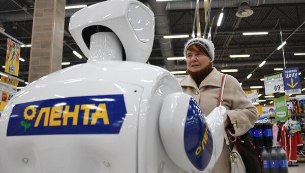Робот-промоутер Promobot V.2 общается с покупательницей. Архивное фото Робот-промоутер Promobot V.2 общается с покупательницей. Архивное фото