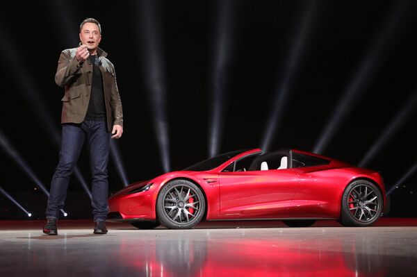 Глава компании Tesla Илон Маск на презентации автомобиля Roadster 2 Глава компании Tesla Илон Маск на презентации автомобиля Roadster 2