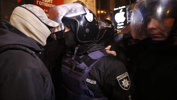 Столкновение украинских националистов с полицией. Архивное фото Столкновение украинских националистов с полицией. Архивное фото