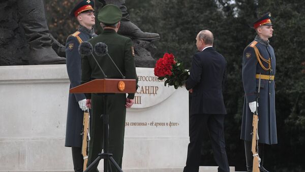 Владимир Путин на церемонии открытия памятника Александру III в Ялте. 18 ноября 2017 Владимир Путин на церемонии открытия памятника Александру III в Ялте. 18 ноября 2017