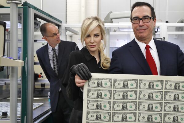 Глава Минфина США Стивен Мнучин и его жена Луиза Линтон Глава Минфина США Стивен Мнучин и его жена Луиза Линтон