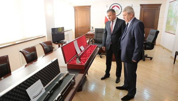 Президент Южной Осетии Анатолий Бибилов и директор Национального музея Мераб Зассеев во время передачи подарков Президента Российской Федерации Национальному музею Республики Южная Осетия Президент Южной Осетии Анатолий Бибилов и директор Национального музея Мераб Зассеев во время передачи подарков Президента Российской Федерации Национальному музею Республики Южная Осетия