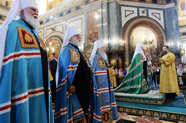 Патриарх Московский и всея Руси Кирилл (второй справа) проводит литургию в храме Христа Спасителя в свой день рождения. Второй слева: митрополит Минский и Заславский Павел, третий слева: митрополит Крутицкий и Коломенский Ювеналий Патриарх Московский и всея Руси Кирилл (второй справа) проводит литургию в храме Христа Спасителя в свой день рождения. Второй слева: митрополит Минский и Заславский Павел, третий слева: митрополит Крутицкий и Коломенский Ювеналий