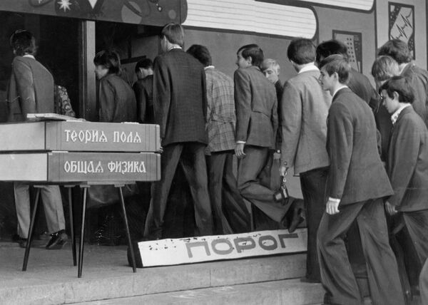 Ежегодный шуточный ритуал посвящения в студенты МИФИ, 1970-е годы Ежегодный шуточный ритуал посвящения в студенты МИФИ, 1970-е годы