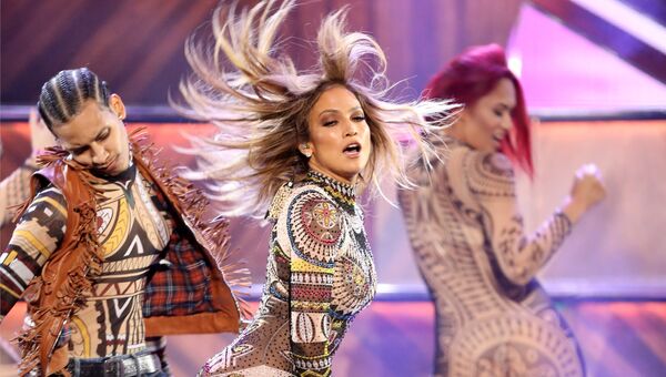Американская актриса и певица Дженнифер Лопес выступает на вручении премии American Music Awards в Лос-Анджелесе, 2015 год Американская актриса и певица Дженнифер Лопес выступает на вручении премии American Music Awards в Лос-Анджелесе, 2015 год