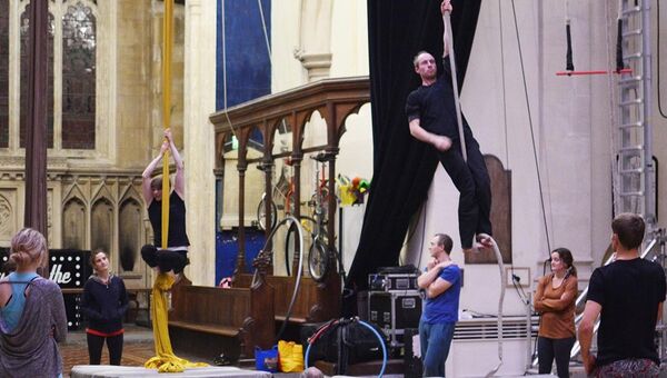 Школа для артистов цирка Circomedia в здании собора святого Павла Школа для артистов цирка Circomedia в здании собора святого Павла