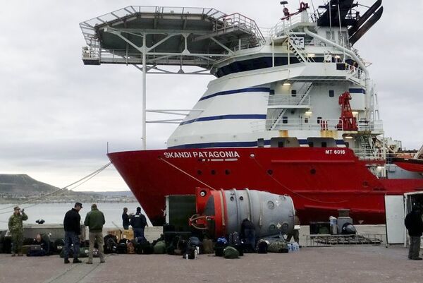 Спасательная команда флота ВМС США возле судна Skandi Patagonia в гавани Комодоро-Ривадавия пред отплытием на поиски пропавшей субмарины Сан-Хуан. 21 ноября 2017 Спасательная команда флота ВМС США возле судна Skandi Patagonia в гавани Комодоро-Ривадавия пред отплытием на поиски пропавшей субмарины Сан-Хуан. 21 ноября 2017