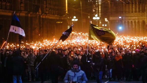 Участники факельного шествия в честь Дня независимости Латвии в Риге Участники факельного шествия в честь Дня независимости Латвии в Риге