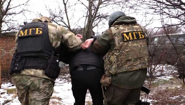 Сотрудники Министерства госбезопасности самопровозглашенной Донецкой народной республики проводят задержание Сотрудники Министерства госбезопасности самопровозглашенной Донецкой народной республики проводят задержание