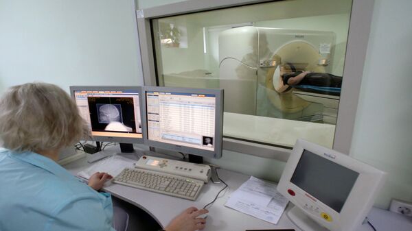 Пациент проходит обследование на компьютерном томографе