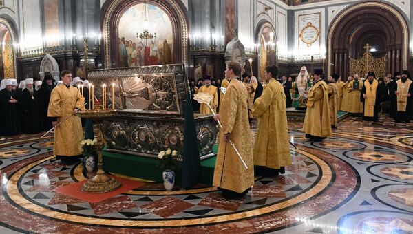 Патриарх Московский и всея Руси Кирилл во время торжественного молебна перед ракой с мощами святителя Московского Тихона по случаю начала Архиерейского собора Русской православной церкви в храме Христа Спасителя Патриарх Московский и всея Руси Кирилл во время торжественного молебна перед ракой с мощами святителя Московского Тихона по случаю начала Архиерейского собора Русской православной церкви в храме Христа Спасителя