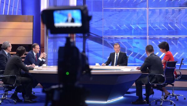 Председатель правительства РФ Дмитрий Медведев во время интервью российским телеканалам. 30 ноября 2017 Председатель правительства РФ Дмитрий Медведев во время интервью российским телеканалам. 30 ноября 2017