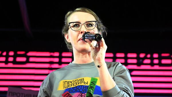 Телеведущая Ксения Собчак, заявившая о намерении баллотироваться на пост президента России, во время встречи с волонтерами в Москве. 1 декабря 2017 Телеведущая Ксения Собчак, заявившая о намерении баллотироваться на пост президента России, во время встречи с волонтерами в Москве. 1 декабря 2017