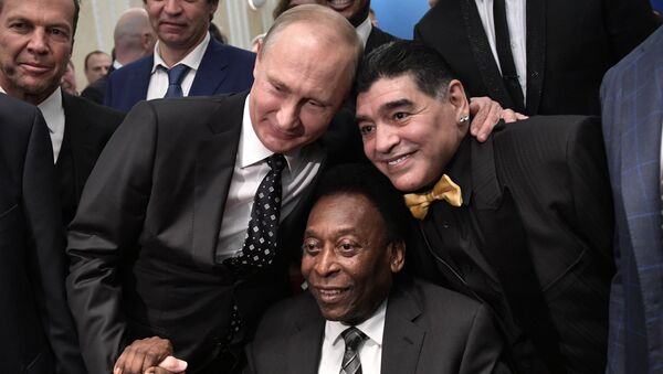 Президент РФ Владимир Путин, бразильский футболист Пеле и аргентинский футболист Диего Марадона перед финальной жеребьёвкой чемпионата мира по футболу ФИФА 2018. 1 декабря 2017 Президент РФ Владимир Путин, бразильский футболист Пеле и аргентинский футболист Диего Марадона перед финальной жеребьёвкой чемпионата мира по футболу ФИФА 2018. 1 декабря 2017