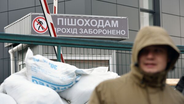 Заблокированный вход у здания телеканала NewsOne в Киеве. Архивное фото Заблокированный вход у здания телеканала NewsOne в Киеве. Архивное фото
