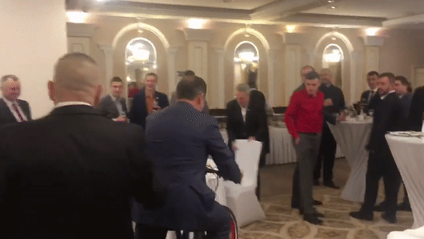 Олег Ляшко прокатился по ресторану на велосипеде Олег Ляшко прокатился по ресторану на велосипеде