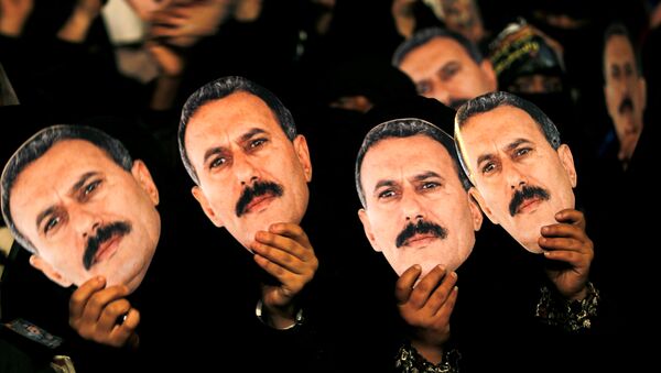 Портреты президента Йемена Али Абдаллы Салеха во время митинга в его поддержку в Сане. Архивное фото Портреты президента Йемена Али Абдаллы Салеха во время митинга в его поддержку в Сане. Архивное фото