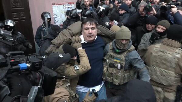 Саакашвили на крыше и стычка у автобуса: как политика отбивали у силовиков Саакашвили на крыше и стычка у автобуса: как политика отбивали у силовиков