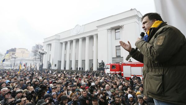 Михаил Саакашвили выступает перед своими сторонниками у здания Верховной рады в Киеве, Украина. 5 декабря 2017 Михаил Саакашвили выступает перед своими сторонниками у здания Верховной рады в Киеве, Украина. 5 декабря 2017