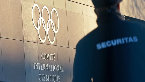 Олимпийский символ на здании штаб-квартиры Международного олимпийского комитета в Лозанне. Архивное фото Олимпийский символ на здании штаб-квартиры Международного олимпийского комитета в Лозанне. Архивное фото