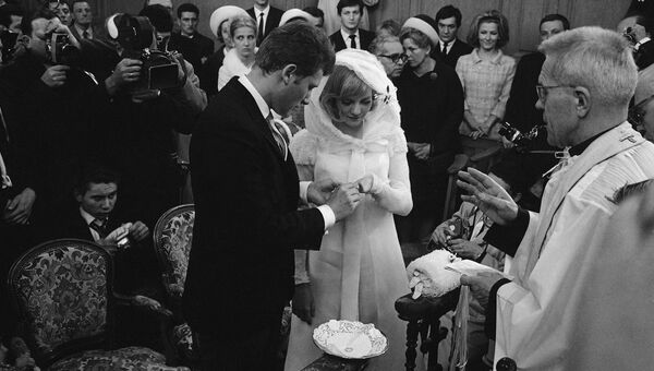 Джонни Халлидей и Сильви Вартан на свадебной церемонии. 12 апреля 1965 Джонни Халлидей и Сильви Вартан на свадебной церемонии. 12 апреля 1965
