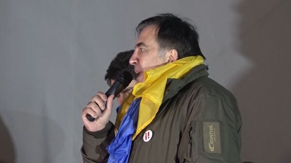 Саакашвили на митинге показал наручники и пообещал сохранить их для Порошенко Саакашвили на митинге показал наручники и пообещал сохранить их для Порошенко