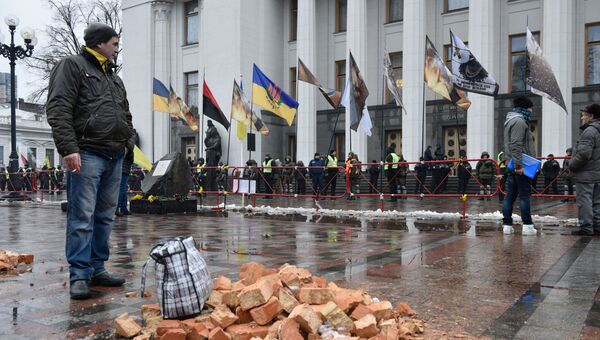 Сторонники Михаила Саакашвили у здания Верховной Рады Украины в Киеве. 6 декабря 2017 Сторонники Михаила Саакашвили у здания Верховной Рады Украины в Киеве. 6 декабря 2017