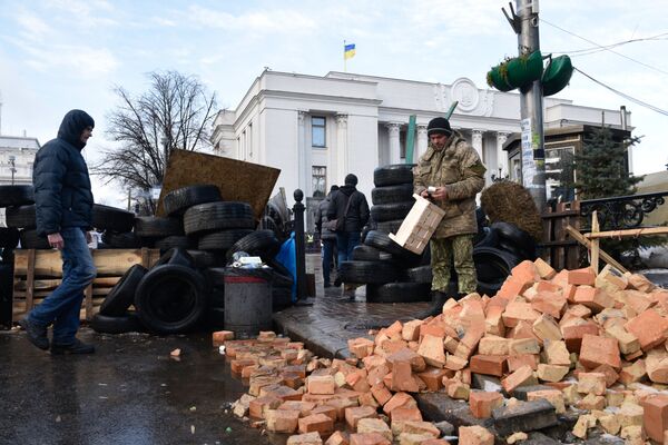 Сторонники Михаила Саакашвили у здания Верховной Рады Украины в Киеве. 6 декабря 2017 Сторонники Михаила Саакашвили у здания Верховной Рады Украины в Киеве. 6 декабря 2017