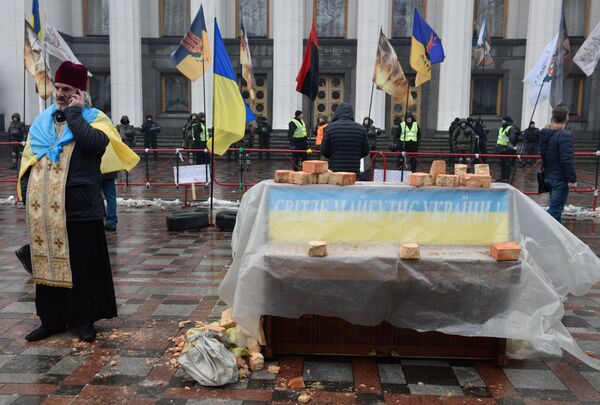 Сторонники Михаила Саакашвили у здания Верховной Рады Украины в Киеве. 6 декабря 2017 Сторонники Михаила Саакашвили у здания Верховной Рады Украины в Киеве. 6 декабря 2017