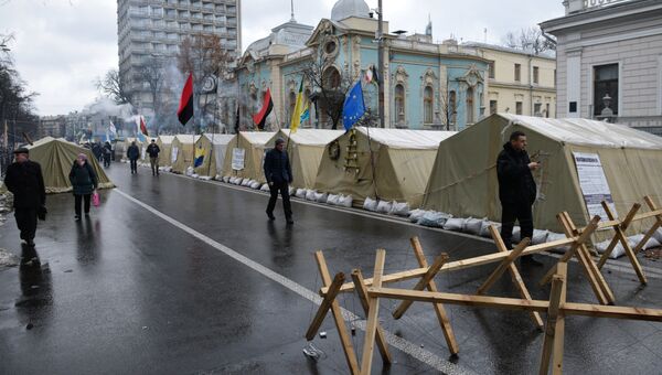 Сторонники экс-президента Грузии, бывшего губернатора Одесской области Михаила Саакашвили в палаточном городке у здания Верховной Рады Украины в Киеве Сторонники экс-президента Грузии, бывшего губернатора Одесской области Михаила Саакашвили в палаточном городке у здания Верховной Рады Украины в Киеве