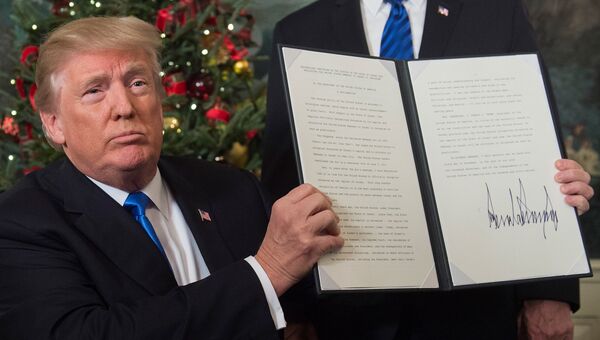Президент США Дональд Трамп показывает меморандум о признании Иерусалима столицей Израиля Президент США Дональд Трамп показывает меморандум о признании Иерусалима столицей Израиля